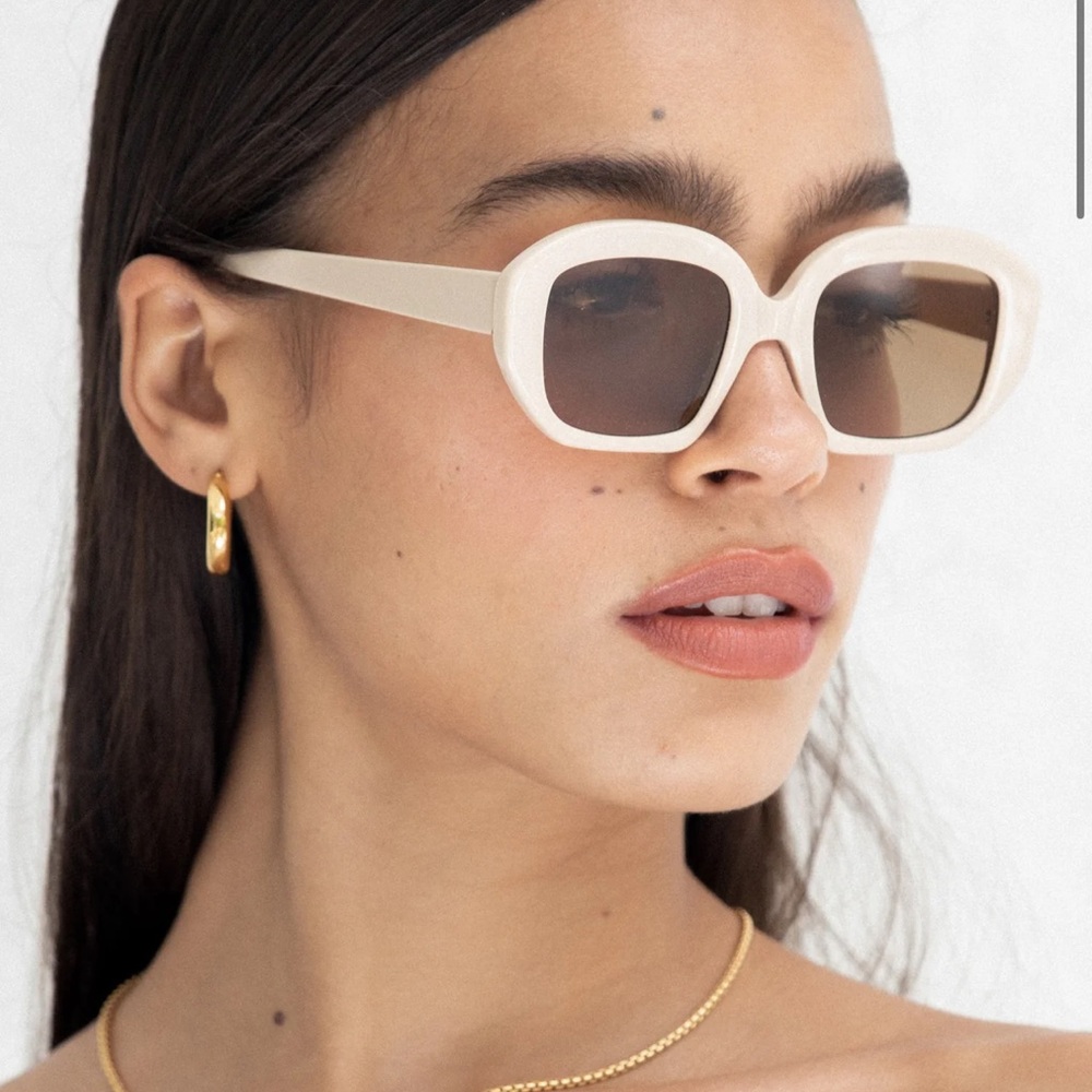 Velvet Canyon Motel Musa Sunglasses in Meringue